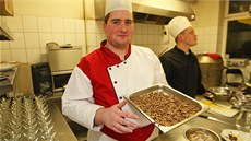 Jan Pařízek se chystá na kulinářskou přípravu larev potemníka.