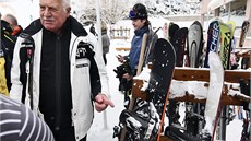 Prezident Václav Klaus prochází kolem lyžařů v lyžařském areálu Monínec. Ten je Klausovou oblíbenou sjezdovkou.