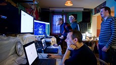 Lidé z týmu STSProject.net a deníku SME sledovali let z místnosti, která dostala p�ezdívku �Houston� podle amerického st�ediska �ízení vesmírných let�.