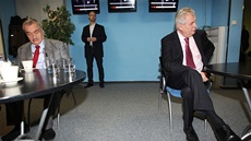 Karel Schwarzenberg a Miloš Zeman ve studiu České televize v pořadu Otázky...