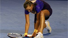 NA KOLENOU. Petra Kvitová se s Australian Open louí u ve druhém kole.