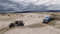 PŘED BOUŘÍ. Ajrat Mardějev s kamionem kamaz v 11. etapě Rallye Dakar za bugynou...