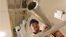 V univerzitním kampusu v Bohunicích vymují emeslníci vadné pozinkované...