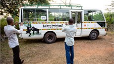 idii Toulavého autobusu si ho fotografují v novém polepu.  