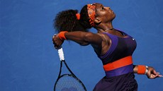 BUDE TO ESO? Serena Williamsová z USA servíruje bhem utkání 3. kola Australian
