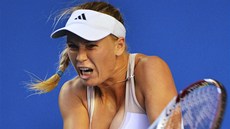 Caroline Wozniacká returnuje v utkání Australian Open proti Lesie Curenkové z