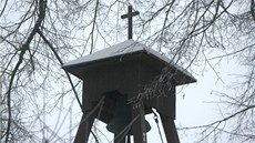 Naproti obecnímu úřadu v Lánech stojí dřevěná zvonička. 