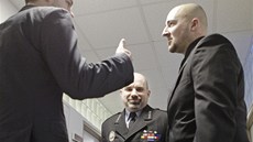 Stráníci bohdaneské mstské policie u pardubického krajského soudu.