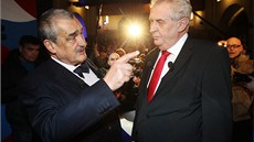 Prezident�tí kandidáti Karel Schwarzenberg a Milo� Zeman b�hem televizní debaty...