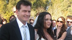 Charlie Sheen odvedl v roce 2010 dceru k oltái.