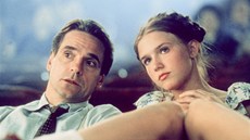 Jeremy Irons a Dominique Swainová ve filmu Lolita