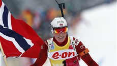 ZA VÍT�ZSTVÍM. Norská biatlonistka Tora Bergerová mí�í s úsm�vem do cíle závodu