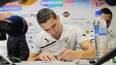 U� JE PLZE�ÁKEM. Zálo�ník Jan Kova�ík podepisuje smlouvu s Plzní.