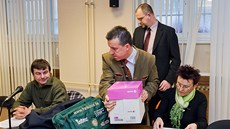 Daniel a Marcel �ehákovi (vlevo a uprost�ed) s jejich matkou a obhájcem u...