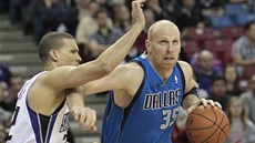 Chris Kaman (vpravo) z Dallasu v souboji s Franciscem Garciou ze Sacramenta.