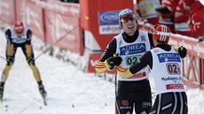 N�mci Tino Edelmann a Eric Frenzel se radují z triumfu v závodu sdru�ená�ských