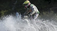 V ZÁPLAVÁCH VODY. Chilský motocyklista Ignacio Casale projíždí řekou v 11....