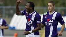 Francis Litsingi (vlevo) se raduje z gólu v dresu ma�arského Kecskemétu.
