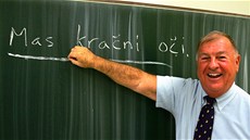 Bývalý lektor sokolovského gymnázia Samuel Kirk. Gymnazisté ho nauili esky