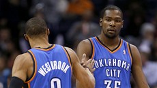 DOBRÁ PRÁCE. Russell Westbrook a Kevin Durant vedou Oklahoma City Thunder za