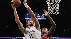 Brook Lopez z Brooklynu zakon�uje na ko� Toronta, zblokovat se ho sna�í Amir