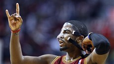 Kyrie Irving z Clevelandu Cavaliers diriguje hru svého týmu.