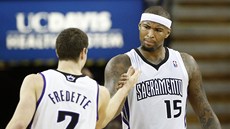 SUPER PRÁCE! Jimmer Fredette a DeMarcus Cousins slaví úspch Sacramenta Kings.