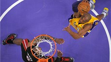 Kobe Bryant z LA Lakers letí se svou smeí do koe Miami. LeBron James piel