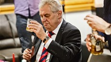 Milo� Zeman popíjí a kou�í p�ed jednou z prezidentských debat. 