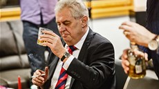 Kandidát na hlavu státu Milo Zeman popíjí a kouí ped jednou z prezidentských