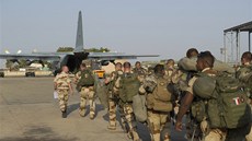 Francouztí vojáci nastupují v adu do letadla, kterým se pesunuli do maliské...