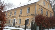 Ji�í Dienstbier. Na chalupu, na které v�ela�il, u� nemá v poslední dob� tolik