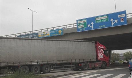 Spoilovskou ulicí budou moná do budoucna jezdit i tramvaje.