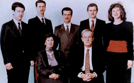 Snímek rodiny Assadových z roku 1985. Nejmladí z dtí Máhír stojí zcela vlevo vedle Baára. Dál pokrauje Basil, Madíd a Bura. Dole pak sedí bývalý syrský prezident Háfiz Asad s manelkou Anisou