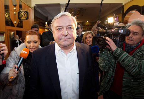 Miroslav louf dorazil do Zemanova volebního tábu na sítání výsledk po druhém kole prezidentské volby. Napomohl tak úvahám, jak váné to avizované Zemanovo odstiení od loufa vlastn je.