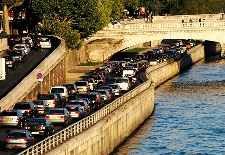 Dopravní zácpa na paíském nábeí nedaleko mostu Georgese Pompidoua.