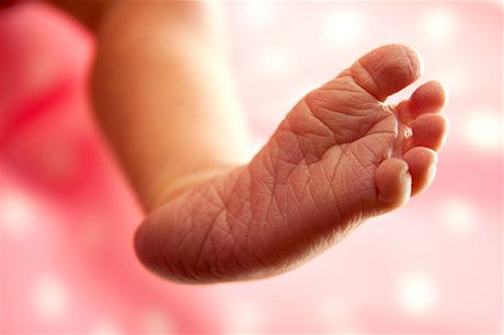 Podle lékae Zdeka Rokyty lékai pi porodu volili mezi dvma riziky, a to rizikem infekce a naproti tomu nezralosti plodu. Ilustraní snímek