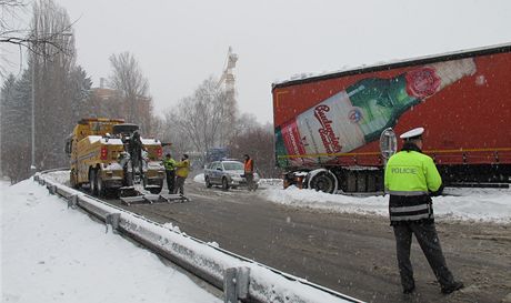 Kamion nevybral zatáku v eských Budjovicích pi výjezdu na eský Krumlov u