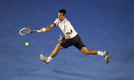 TO STHM. Novak Djokovi odehrv mek ve tvrtfinle Australian open peoti