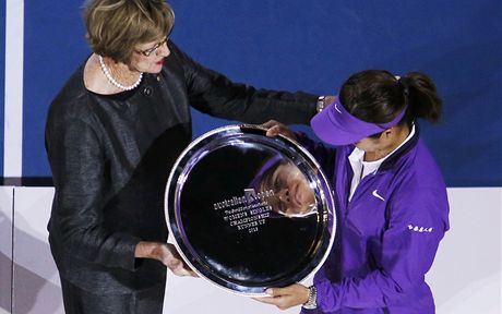 TROFEJ OD LEGENDY. Australská tenistka Margaret Courtová odevzdává trofej...