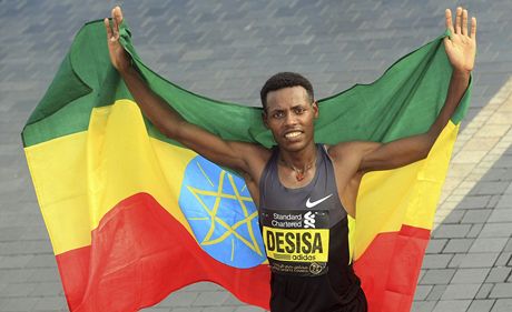 Etiopský vytrvalec Lelisa Desisa po triumfu v Dubajském maratonu