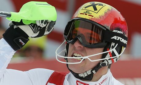 VÍTZNÉ GESTO. Marcel Hirscher po slalomu v Kitzbühelu.