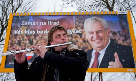 Hlkv zpv doprovodil Miroslav Matjka na flétnu, k jejich muzicírování se postupn pidal i zbytek Zemanových píznivc.