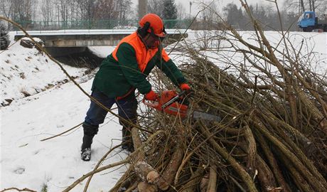 Pracovníci Povodí Moravy pokraují v tchto dnech v itní beh a koryta eky