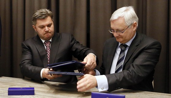 Podpis smlouvy o těžbě plynu na Ukrajině v Davosu. Zleva: ukrajinský prezident