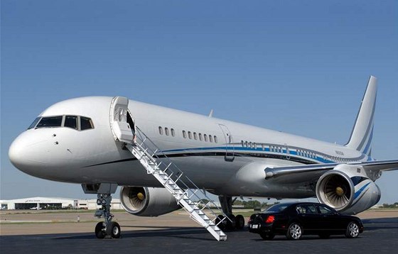 Boeing 757, který má hokejový tým Tampy pro cestu do Evropy zapjený od