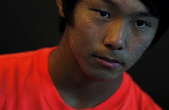 HLUCHÝ TENISTA. Korejský mladík Duck Hee Lee od narození neslyí, pesto hraje