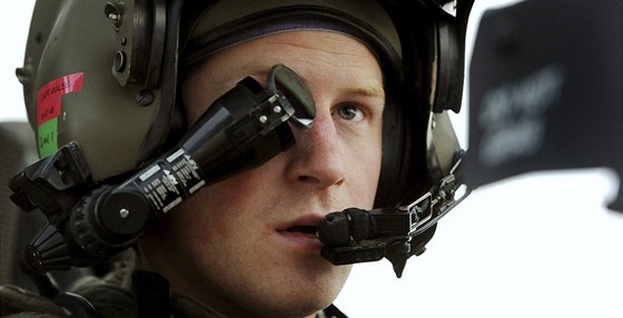 Britský princ Harry ve vrtulníku Apache při své druhé misi v Afghánistánu 