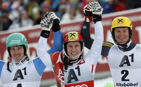 TROJICE NEJLEPÍCH. Slalom v Kitzbühelu vyhrál Marcel Hirscher (uprosted),