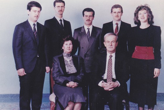 Snímek rodiny Assadových z roku 1985. Dole sedí bývalý syrský prezident Háfiz